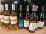 plusieurs bouteilles de vin posées sur une table en bois