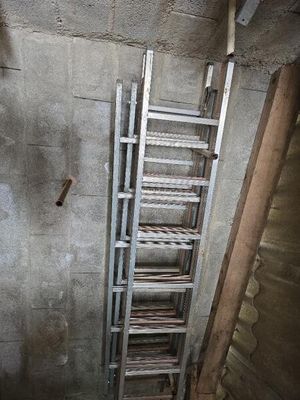 une échelle adossée au mur d'une pièce
