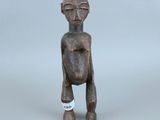 une image représentant une statue en bois d'un homme avec un bandage à la jambe