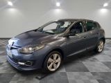 la voiture grise est garée dans le garage sur le sol en damier
