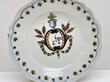 une assiette blanche ornée d'un motif bleu et vert