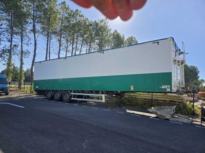 un camion garé sur le côté de la route