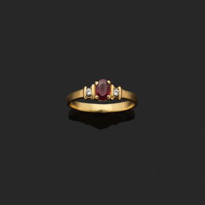 une bague à trois pierres, composée d'un rubis et de diamants