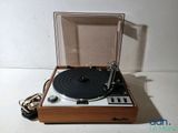 un vieux tourne-disque posé sur une table en bois