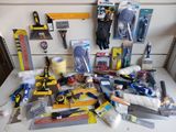 un grand nombre d'outils sur la table