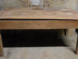 une petite table en bois avec un tiroir en dessous