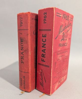 deux livres rouges posés l'un sur l'autre sur une surface blanche
