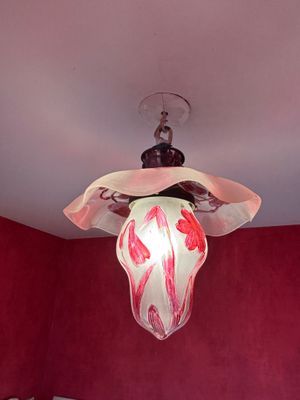 une lampe suspendue au plafond d'une pièce