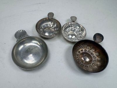 quatre couverts sont posés sur une surface blanche