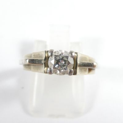 Gros plan sur une bague ornée d'un diamant