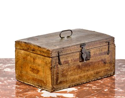 une vieille boîte en bois posée sur une table en marbre