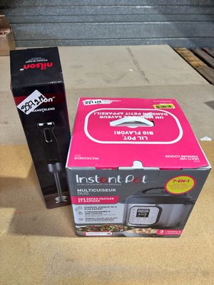 une boîte d'Instant Pot posée par terre à côté d'une autre boîte d'Instant Pot