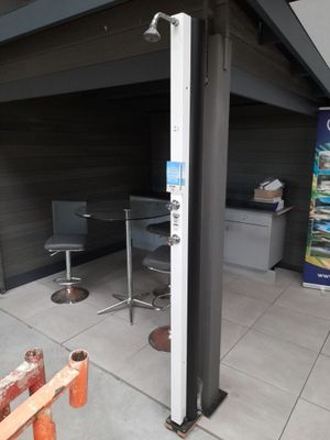 une photo d'une pièce avec une table et des chaises