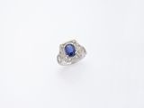 une bague ovale sertie d'un saphir et de diamants sur fond blanc