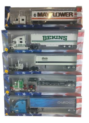 de nombreux camions miniatures dans une vitrine, sur fond blanc
