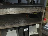 une photo d'un bureau d'ordinateur sur lequel est posé un ordinateur