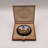 Plaque en verre noir, de forme ovale, parée den son centre d… (photo 2)
