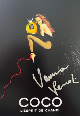 une image d'une affiche publicitaire pour un parfum Chanel