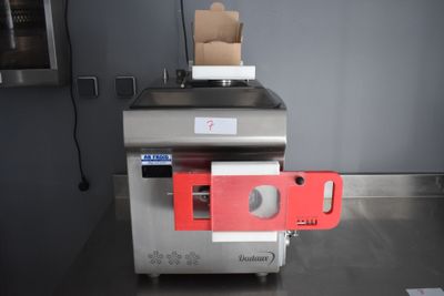 une image représentant une machine surmontée d'une boîte