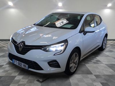 La voiture blanche est garée dans le garage au sol à damier.