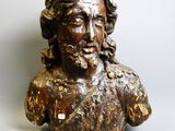 buste en bois représentant un homme aux cheveux longs et à la barbe fournie