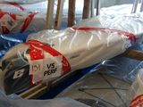 de nombreux sacs posés sur une table bleue