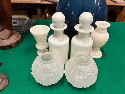 Deux flacons en verre opaline, deux vases marbre ou albatre …