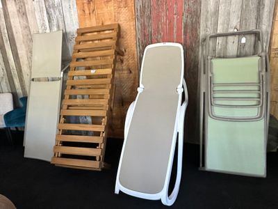 plusieurs chaises et un miroir dans un coin de la pièce