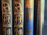 trois livres sont alignés les uns à côté des autres sur une surface noire