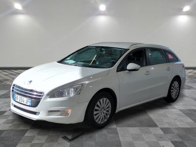la photo d'une voiture blanche garée dans un garage
