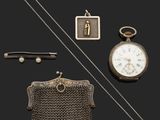 une image représentant une montre de poche, une chaîne et d'autres objets sur fond noir