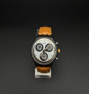 une image d'un gros plan d'une montre-bracelet sur une surface noire