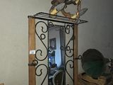 un miroir sur lequel est posé un oiseau, dans une pièce