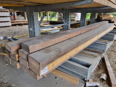 de nombreuses pièces de bois empilées les unes sur les autres