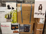 de nombreuses boîtes contenant des appareils électroménagers sur les rayons du magasin