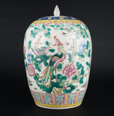 une image représentant un vase orné d'un oiseau et de fleurs
