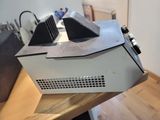 une machine posée sur une table en bois