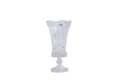 un vase en verre posé sur une table