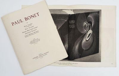 un livre ouvert sur lequel figure le visage d'une femme en noir et blanc
