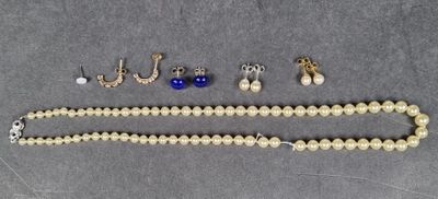 4 paires de clous d'oreilles divers et 1 collier de perles f…