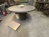 une table placée au milieu d'une pièce