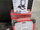 deux cartons contenant du matériel électronique posés par terre
