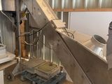 une image d'une machine située dans un bâtiment