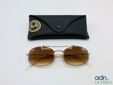 une paire de lunettes de soleil et son étui posés sur une surface blanche, avec un étui noir