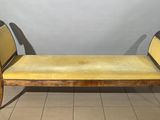 banquette rembourrée jaune dans une pièce au sol carrelé