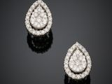 une paire de boucles d'oreilles à clip en diamant