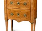 une petite commode en bois avec dessus en marbre