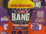 trois bouteilles de « Bang » posées sur une table, dans une boîte