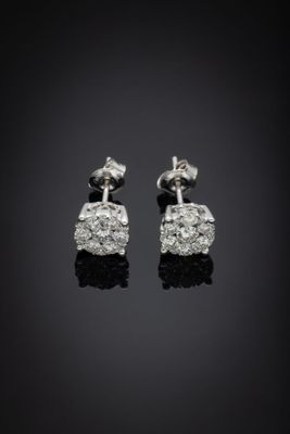 une paire de boucles d'oreilles en diamant sur fond noir