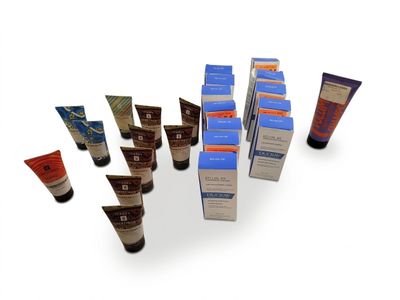 plusieurs types de produits de soin de la peau posés sur une surface blanche